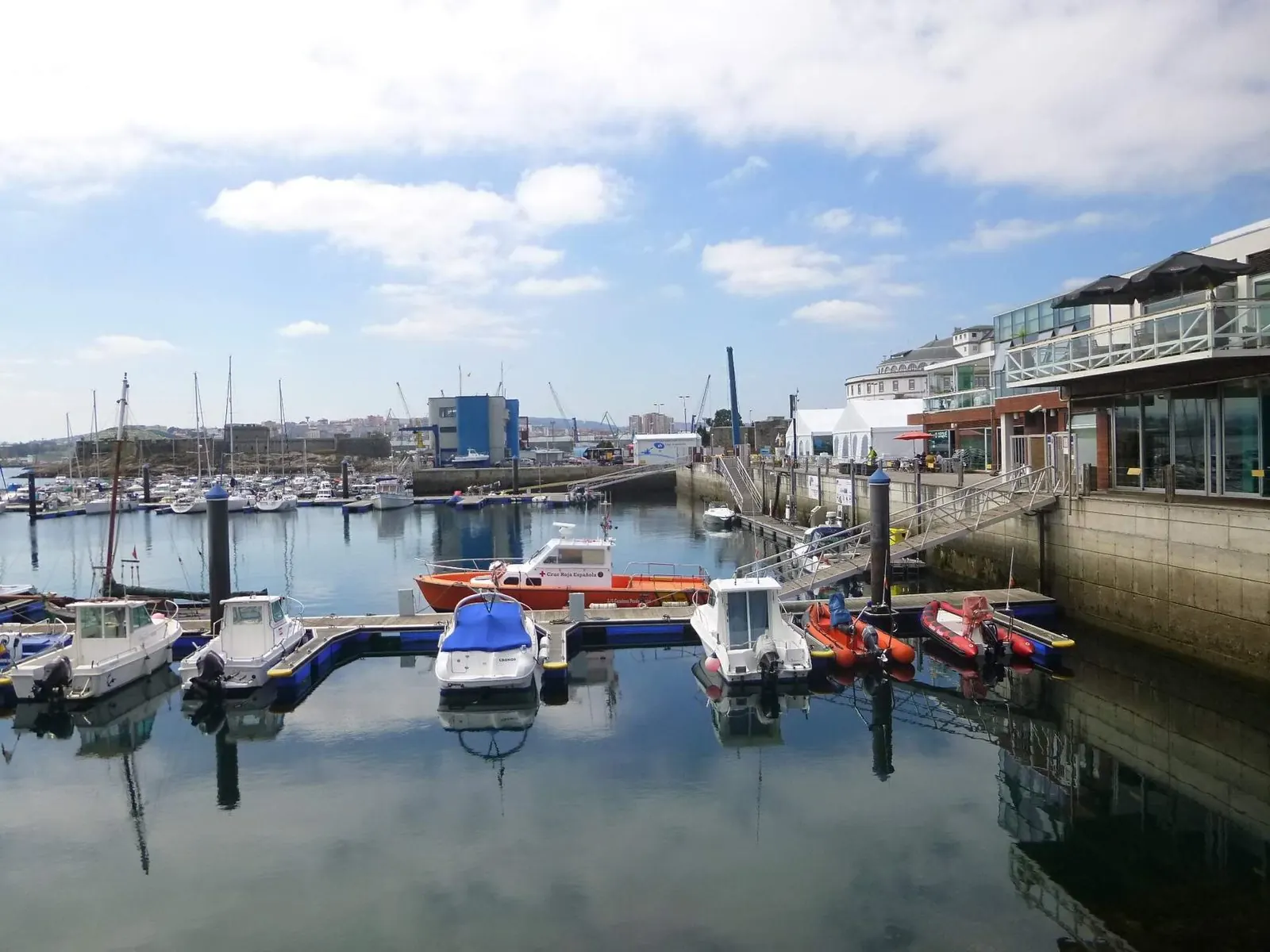 Pantalanes del puerto deportivo de A Coruña junto a la Avenida do Porto
